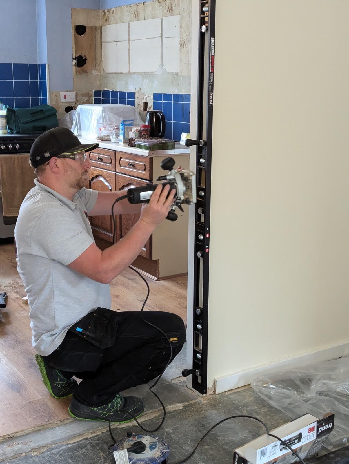 Phone showcasing tradespeople